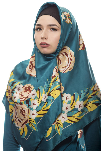 Donna che indossa Hijab isolato su uno sfondo bianco
 - Foto, immagini