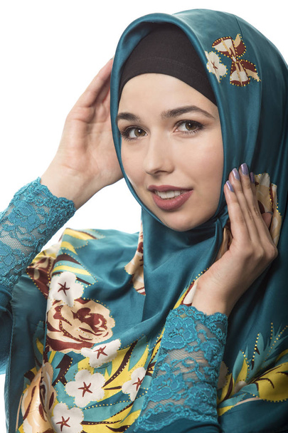 Nő visel a hidzsáb elszigetelt fehér Background - Fotó, kép