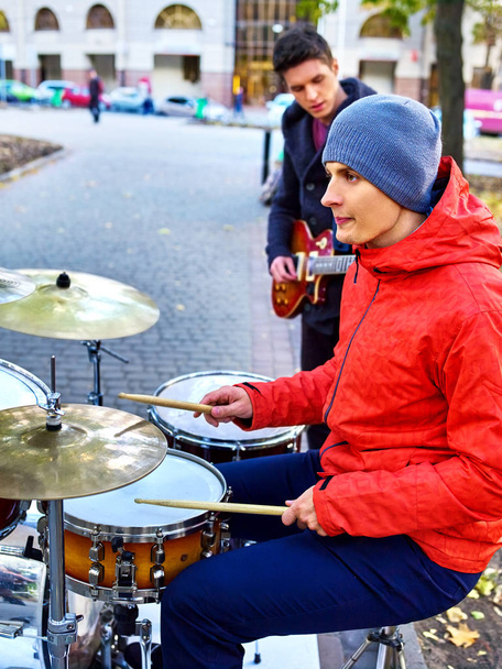 祭りの音楽バンド。打楽器市屋外で遊んでいる友人. - 写真・画像