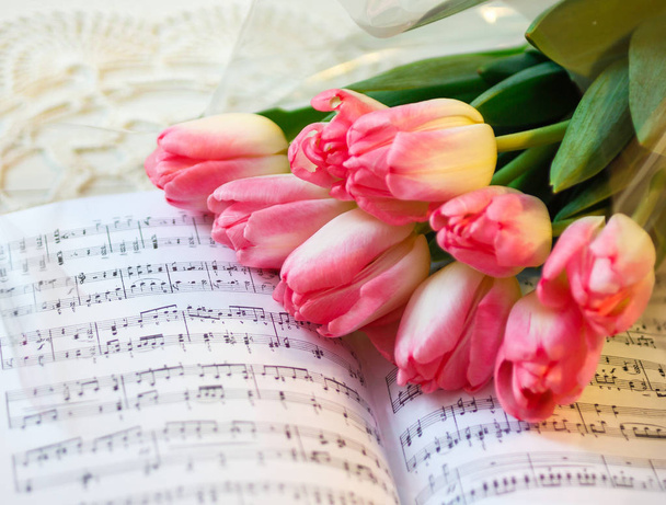 wiosenny bukiet tulipanów - Zdjęcie, obraz