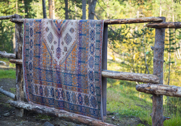 Schoonmaak tapijt in het dorp      - Foto, afbeelding
