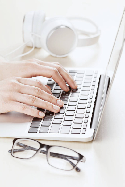 vrouw typen op toetsenbord - Foto, afbeelding
