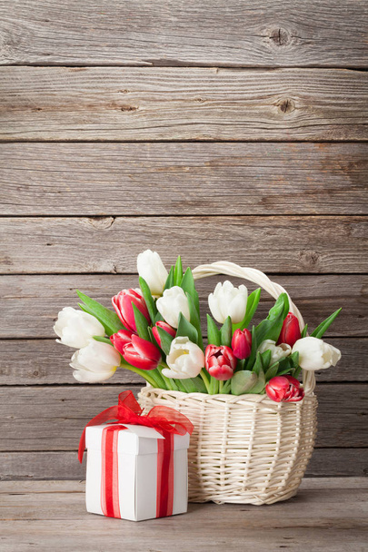 Colorful tulips bouquet and gift box - Фото, зображення