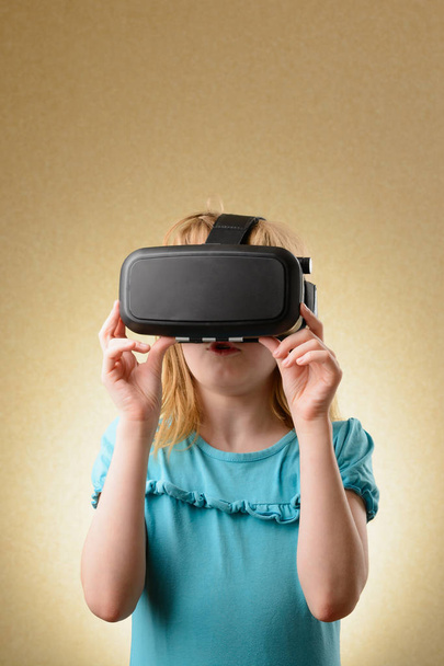 Klein meisje in virtuele bril - Foto, afbeelding