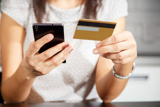 Online ödeme, kredi kartı tutan ve online alışveriş için akıllı telefon kullanan kadınların elleri - Fotoğraf, Görsel