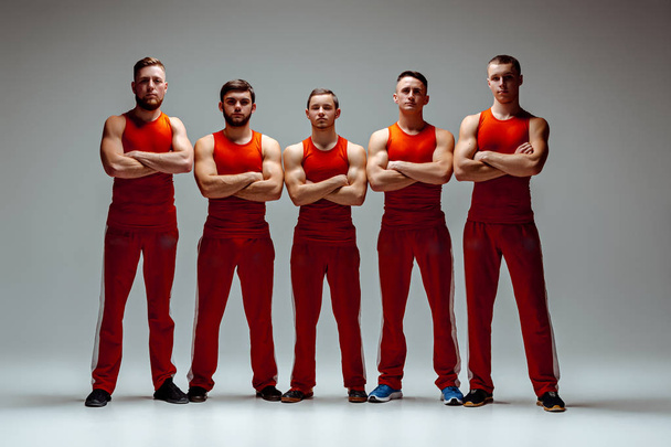 El grupo de hombres caucásicos acrobáticos gimnásticos
 - Foto, Imagen