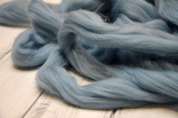 bolas de lã merino, deitado sobre mesa de madeira, fio azul
 - Foto, Imagem