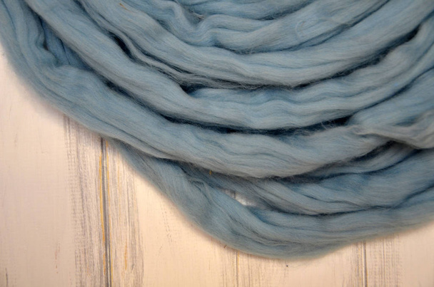 メリノ羊毛ボール、木製のテーブルの上に横たわるブルー スレッド - 写真・画像