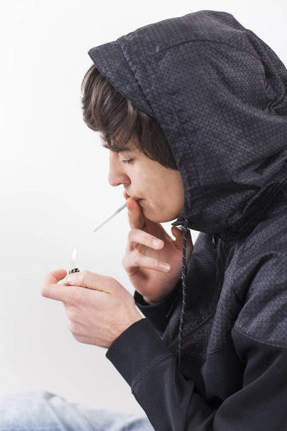 Young man smoking a cigarette - Foto, afbeelding
