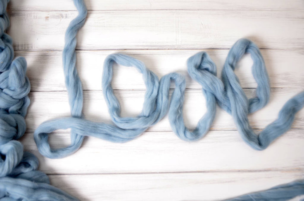 palabra LOVE escribir por hilos de Merino, lana, día de San Valentín, amor
 - Foto, imagen