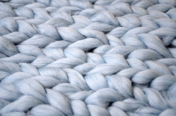 Manta grande de punto hecha a mano de lana Merino, hilo súper grueso, concepto de moda. Primer plano de manta de punto, fondo de lana merino
 - Foto, Imagen