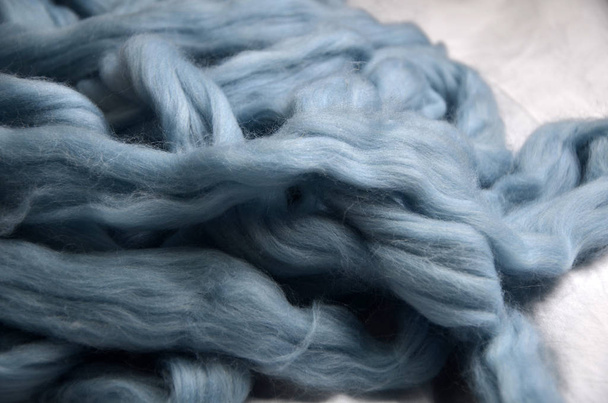 青い糸は、メリノ ・ ウールから作られました。白と青します。 - 写真・画像