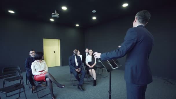 Geschäftsmann hält Vortrag bei einem Meeting - Filmmaterial, Video