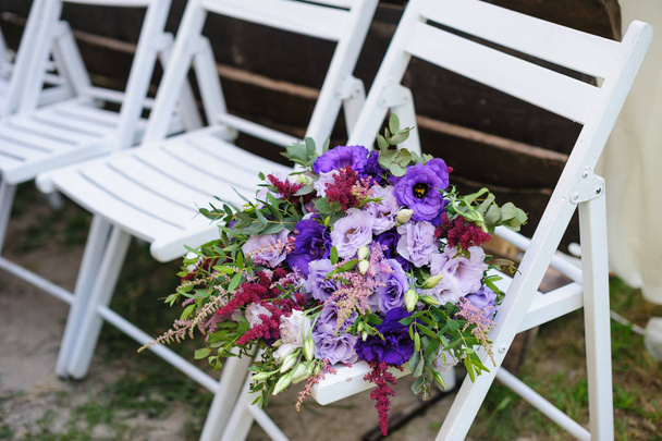 Στολισμός γάμου λουλούδια για να διακοσμήσουν την τελετή στο πάρκο - Φωτογραφία, εικόνα
