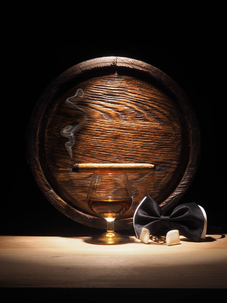 Glass of Cognac , Cigar and old oak barrel - Foto, Imagen