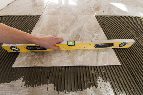 セラミック タイル、瓦職人のためのツール。床のタイルのインストール。ホンハム - 写真・画像