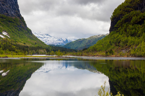 Paisaje típico oeste de Noruega
 - Foto, Imagen
