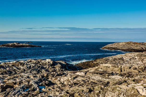 Küstenlandschaft mit Blick auf das Meer und blauen Himmel - Foto, Bild