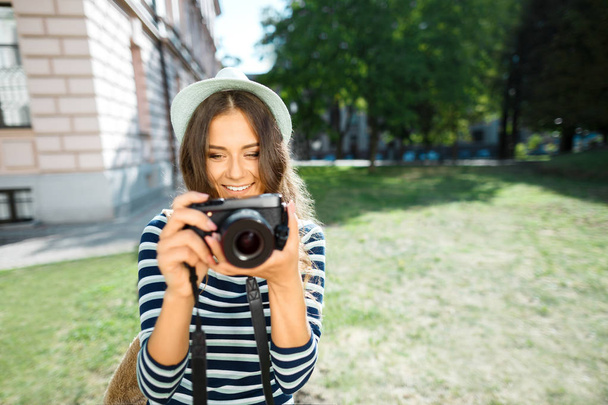 Привлекательная женщина с камерой
 - Фото, изображение