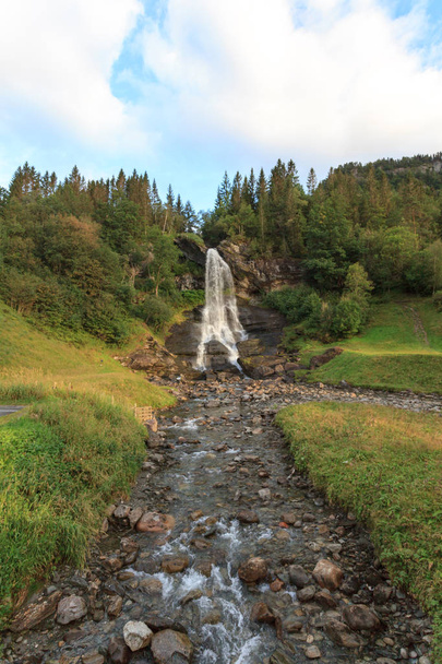 Steinsdalsfossen, una bellissima cascata ad Hardanger, Norvegia
 - Foto, immagini
