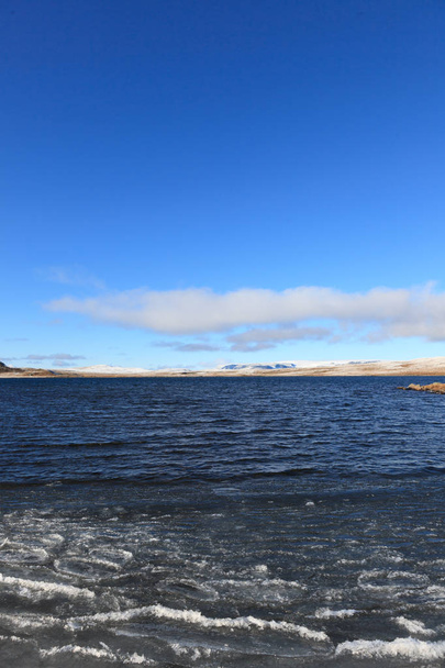 Un día de otoño frío y agradable con hielo en el lago en Hardangervidda
 - Foto, imagen