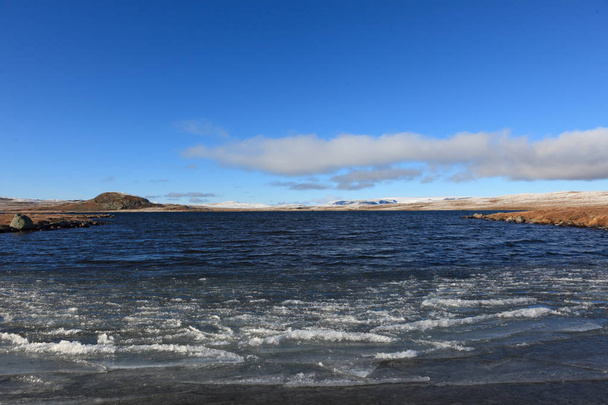 Холодно і приємно осінній день з льодом на озеро на Hardangervidda - Фото, зображення