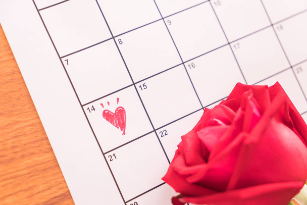 rose on the calendar with the date of February 14 Valentine's da - Fotoğraf, Görsel