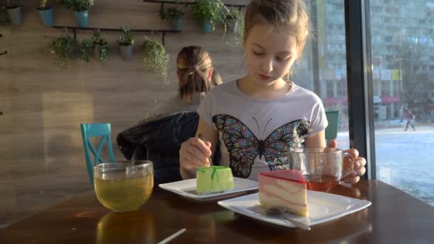 Chica adolescente tiene desayuno
 - Imágenes, Vídeo