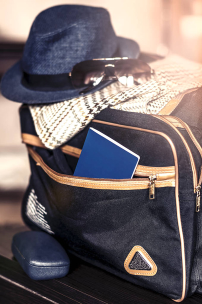 Pasaporte ucraniano en bolsas de bolsillo con cosas para viajar
 - Foto, Imagen