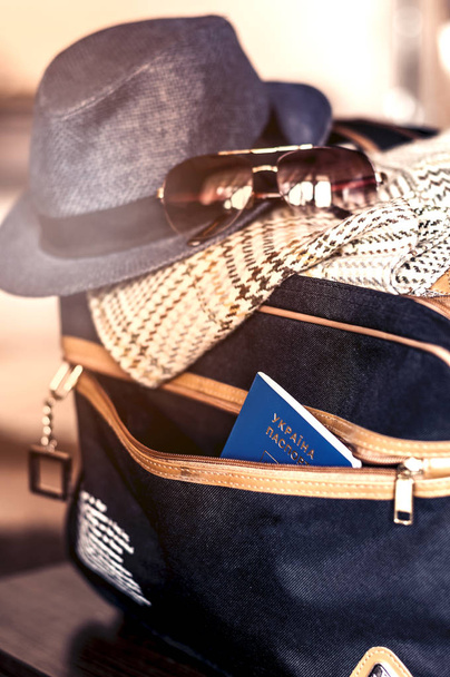 Passaporto ucraino in borse da tasca con le cose per il viaggio
 - Foto, immagini