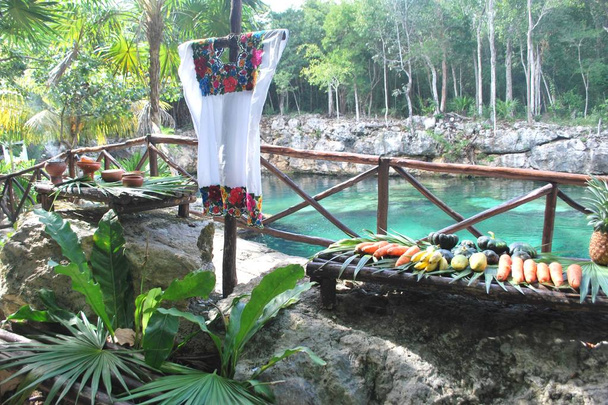 Table préparée pour la cérémonie des chamans mayas
 - Photo, image