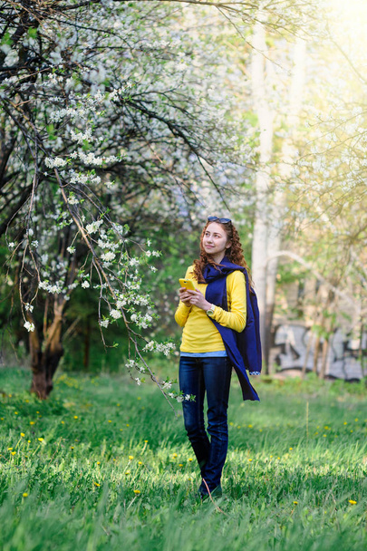 kaunis nuori nainen kävelee rehevä kevät puutarha
 - Valokuva, kuva