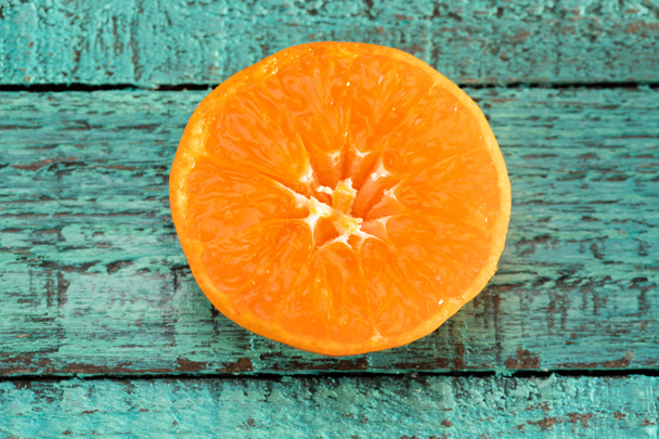 Rebanada de naranja en la mesa
 - Foto, Imagen