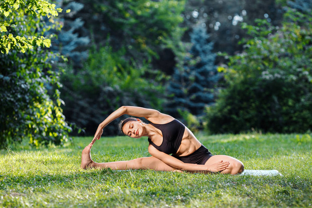 žena cvičí jógu venku - Fotografie, Obrázek