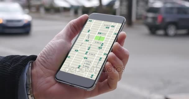 Hombre mira en paseo compartir patrones de tráfico en el teléfono inteligente
 - Imágenes, Vídeo