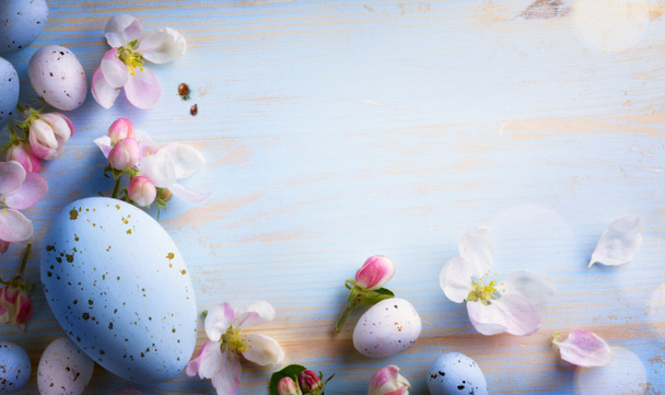 τέχνη Πάσχα φόντο με τα πασχαλινά αυγά και ανοιξιάτικα λουλούδια.  - Φωτογραφία, εικόνα