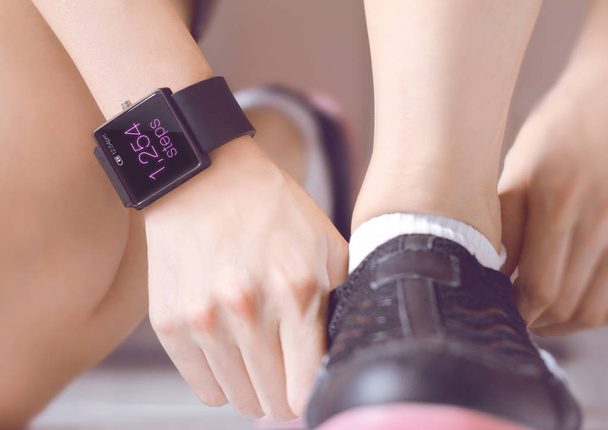 Tel je stappen met de toepassing van de smartwatch. - Foto, afbeelding