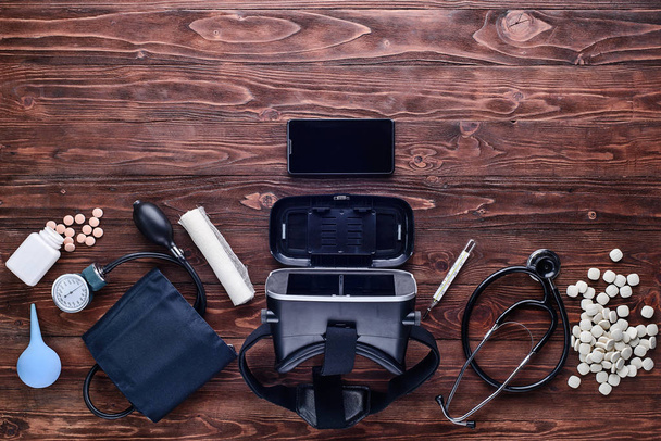 Virtuaalitodellisuus laite, pillereitä ja joitakin lääketieteellisiä equipment.Top näkymä
 - Valokuva, kuva