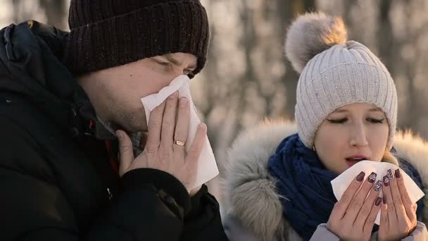 Közeli kép: köhögés és fúj a betegség tüneteit, a család - Felvétel, videó