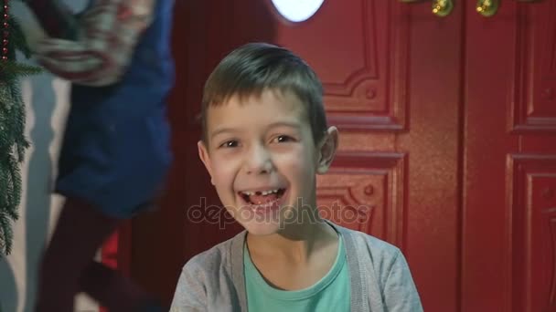 αγόρι που είναι χαμογελώντας χωρίς ένα δόντια - Πλάνα, βίντεο