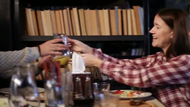 Chica atractiva pasando jarra con jugo en la cafetería
 - Imágenes, Vídeo