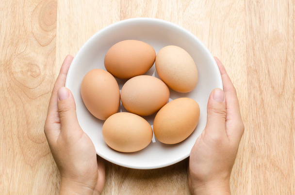 Tuoreet munat kulhossa
 - Valokuva, kuva