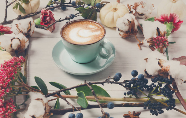 Cappuccino coffee and flowers composition on white wood - Foto, immagini