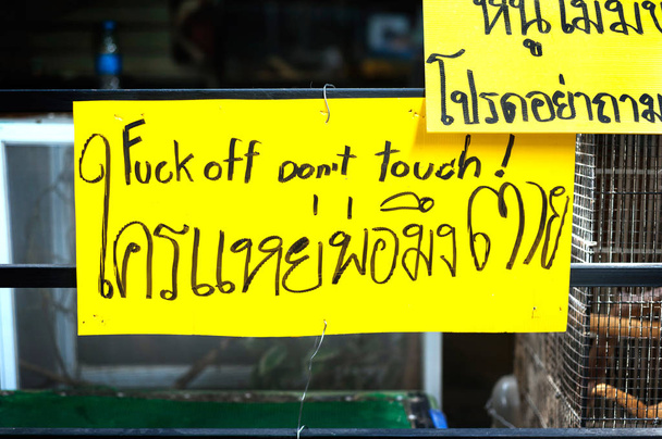 Hyökkäävä merkki Chatuchak markkinoilla, Bangkok, Thaimaa
 - Valokuva, kuva