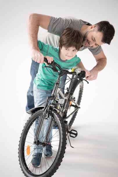 Padre e hijo con bicicleta
 - Foto, imagen