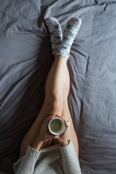 young woman having coffee on bed - Foto, afbeelding