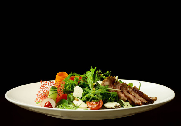 Salada verde com carne assada
 - Foto, Imagem