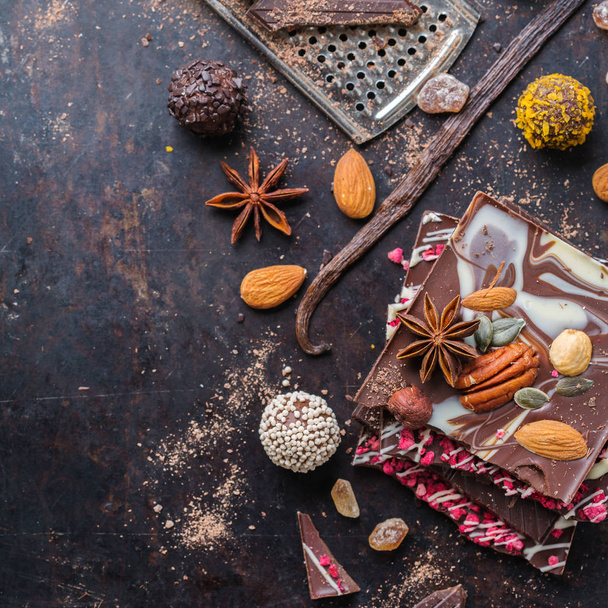 Stapel chocoladerepen en praliné truffel met kruiden - Foto, afbeelding