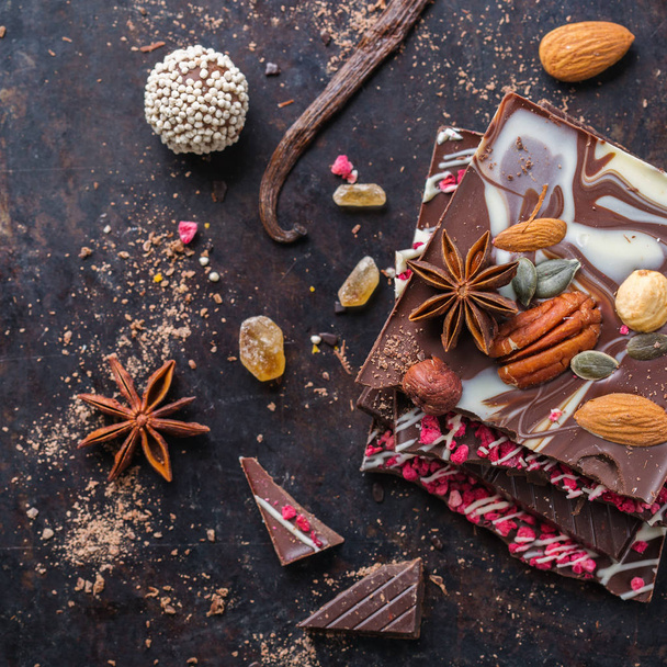 Stapel chocoladerepen en praliné truffel met kruiden - Foto, afbeelding