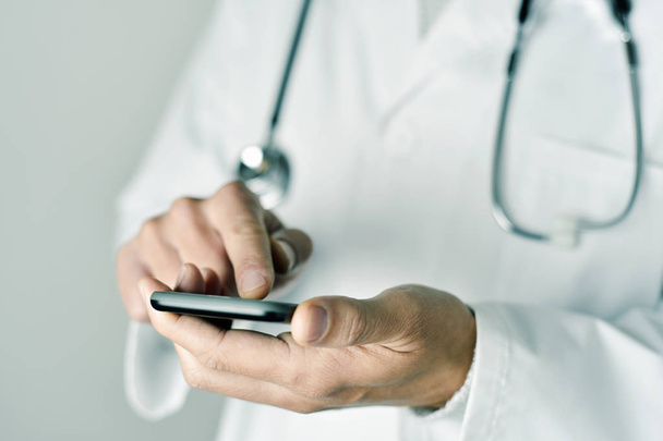 médecin homme utilisant un smartphone
 - Photo, image